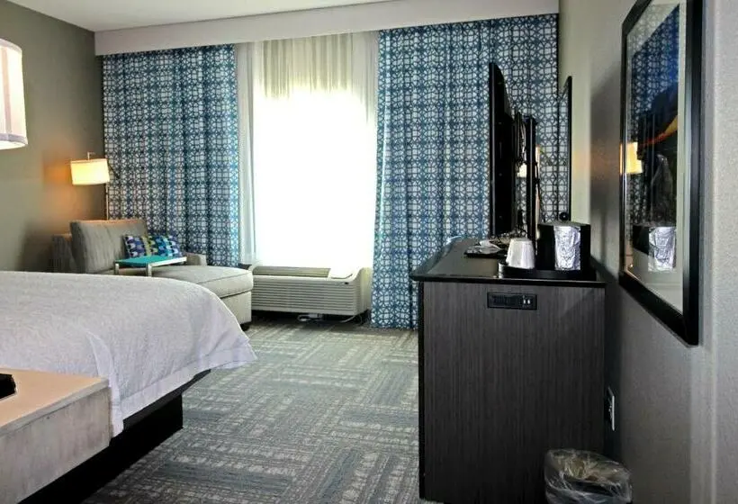 身障者適用キングサイズベッドルーム, Hampton Inn West Plains