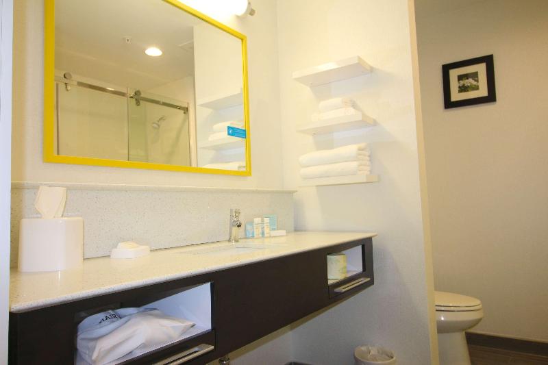 غرفة قياسية سرير كينج, Hampton Inn West Plains