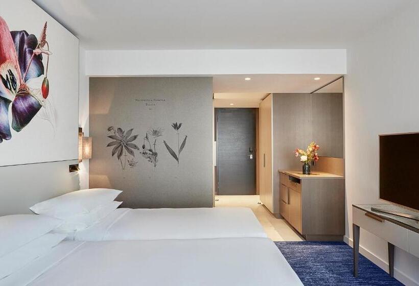 Номер Клуб, Hyatt Regency Amsterdam