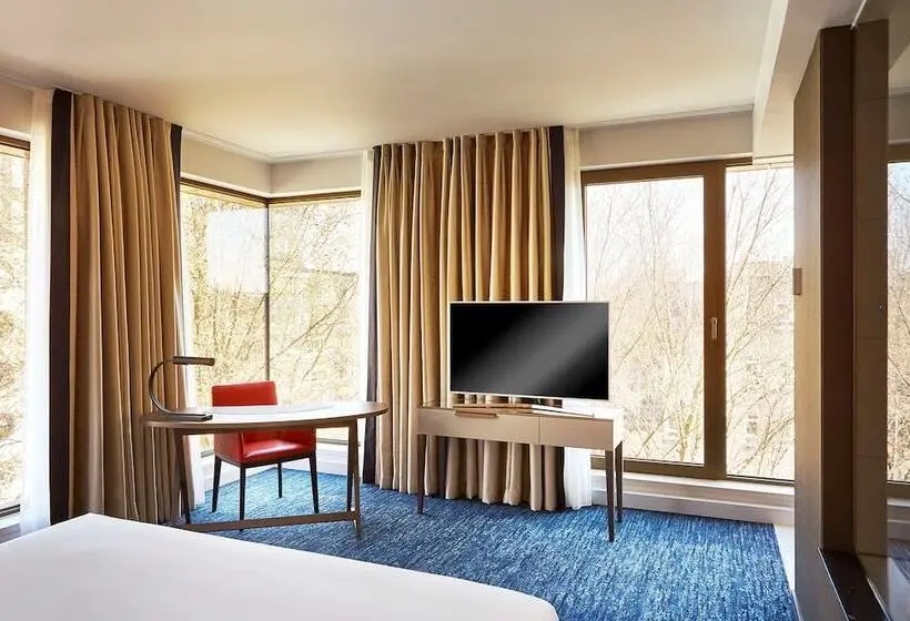Deluxe Room, Hyatt Regency Amsterdam