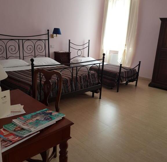 חדר סטנדרט לשלושה, Posta