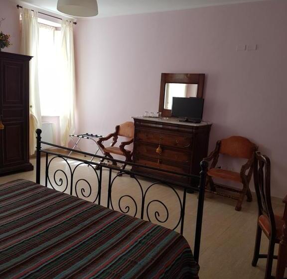 חדר סטנדרט לשלושה, Posta