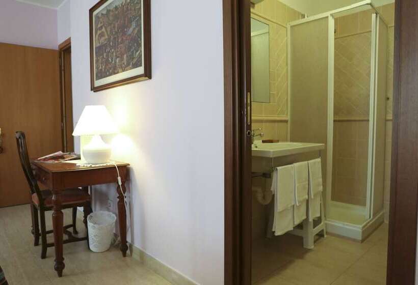 חדר סטנדרט לשלושה, Posta