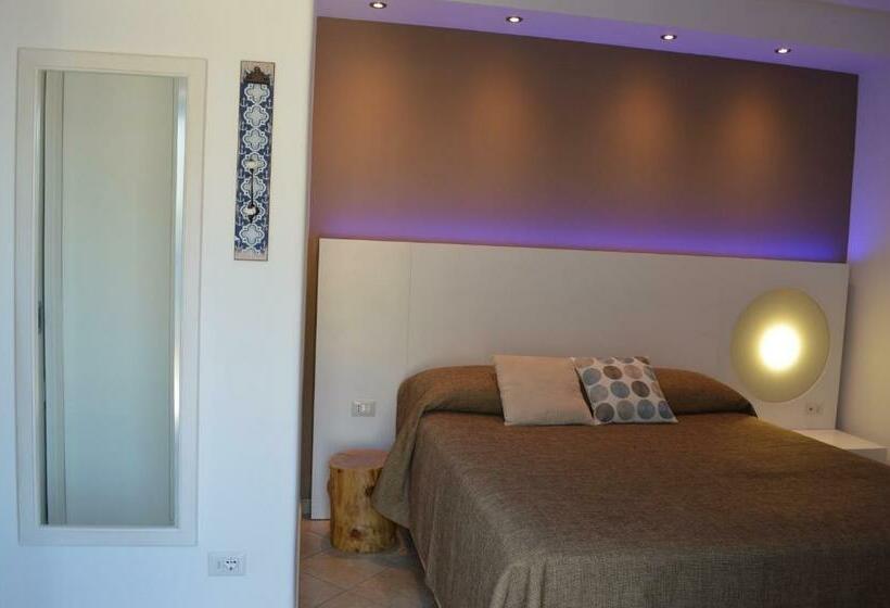 اتاق لوکس با بالکن و چشم‌انداز دریا, A Alera Room & Breakfast