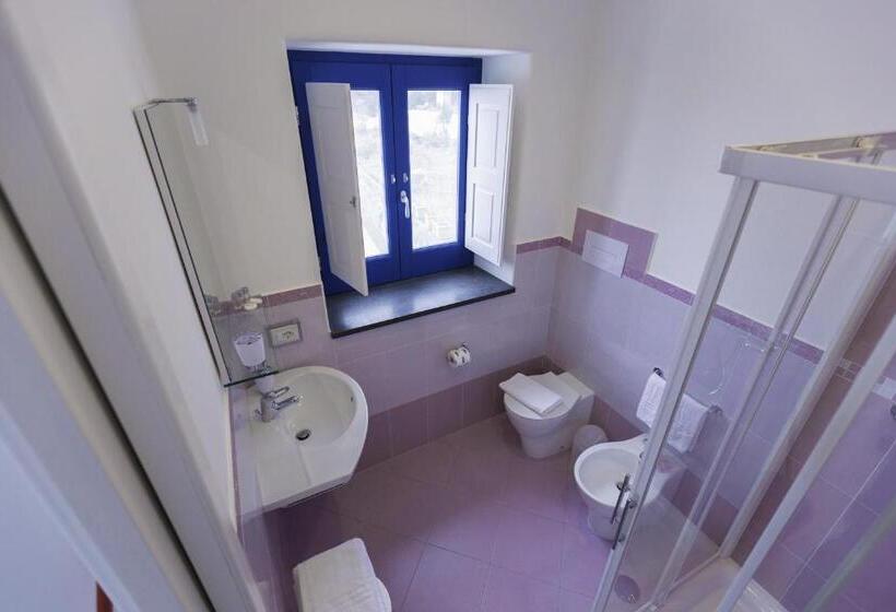 اتاق لوکس با بالکن و چشم‌انداز دریا, A Alera Room & Breakfast