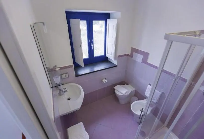 اتاق لوکس با بالکن و چشمانداز دریا, A Alera Room & Breakfast