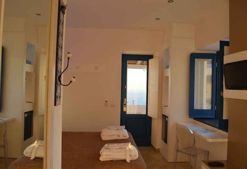 اتاق لوکس با بالکن و چشم‌انداز دریا, A Alera Room & Breakfast
