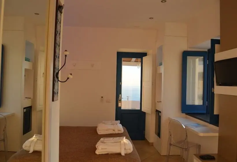 اتاق لوکس با بالکن و چشمانداز دریا, A Alera Room & Breakfast