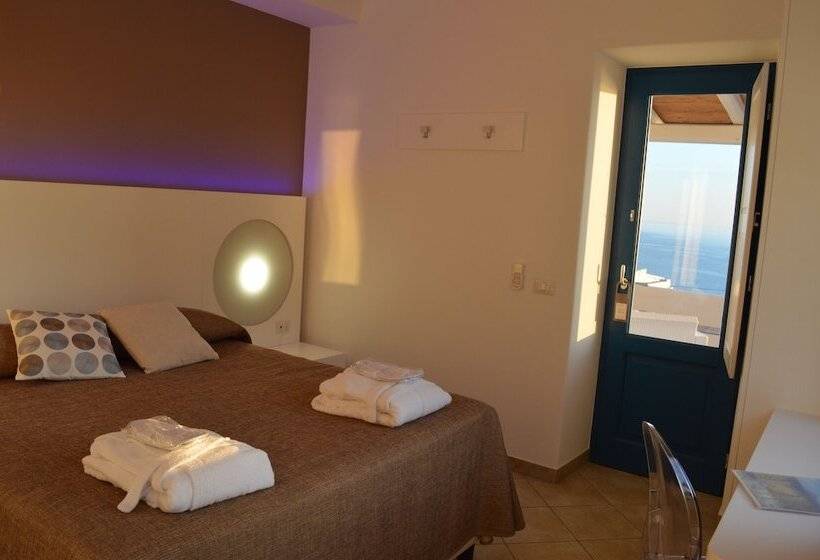 اتاق لوکس با بالکن و چشم‌انداز دریا, A Alera Room & Breakfast