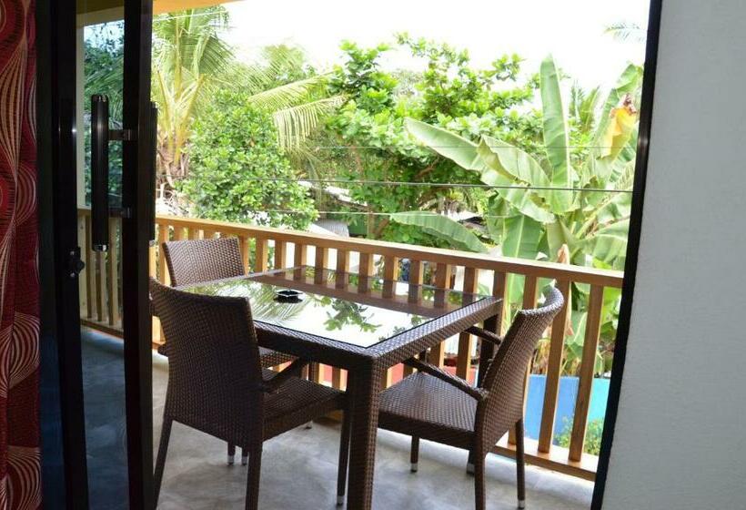 اتاق اکونومی, Captains Lodge And Bar