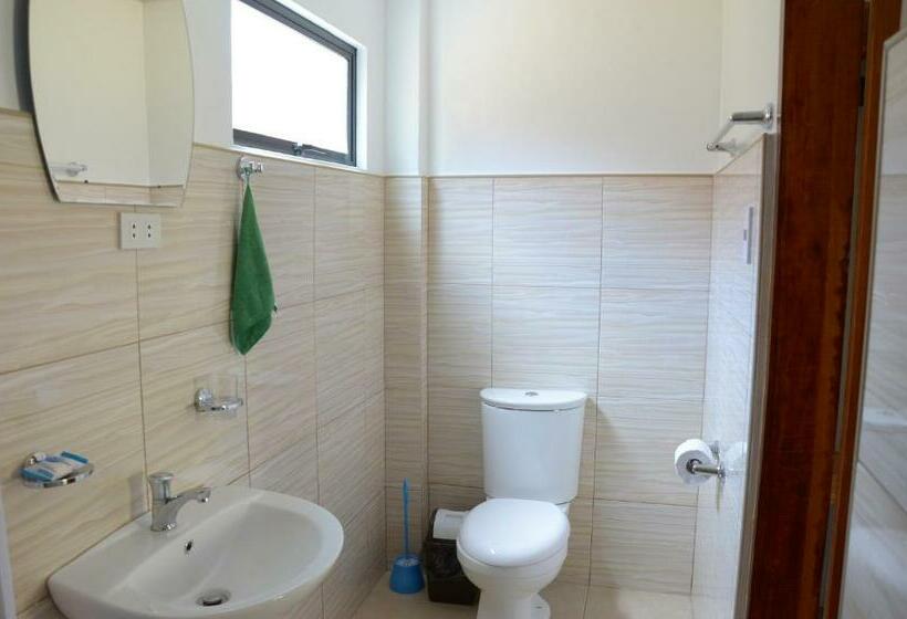 اتاق اکونومی, Captains Lodge And Bar