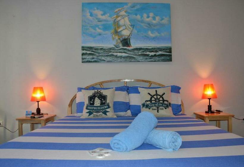 اتاق اکونومی, Captains Lodge And Bar