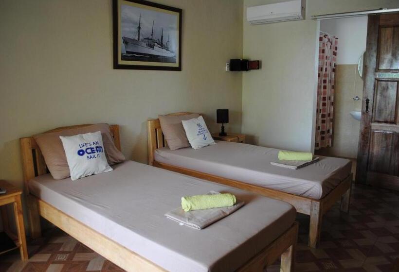 اتاق اکونومی, Captains Lodge And Bar