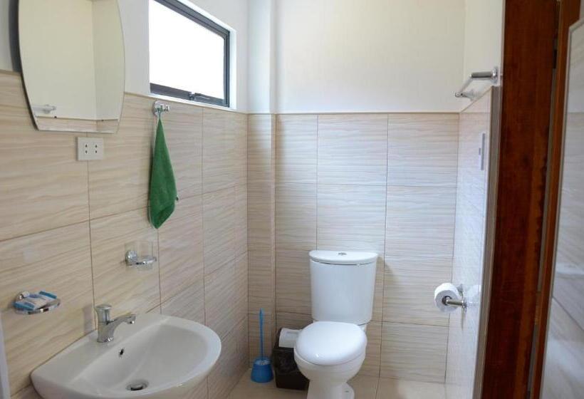 اتاق خانوادگی, Captains Lodge And Bar