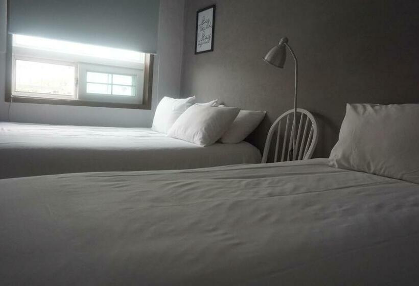 标准三人间, Grim Garden Guesthouse