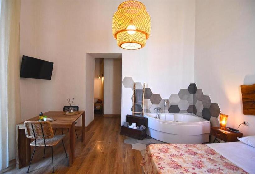 سوئیت با چشم‌انداز دریا و هیدروماساژ, Sunrise B&b