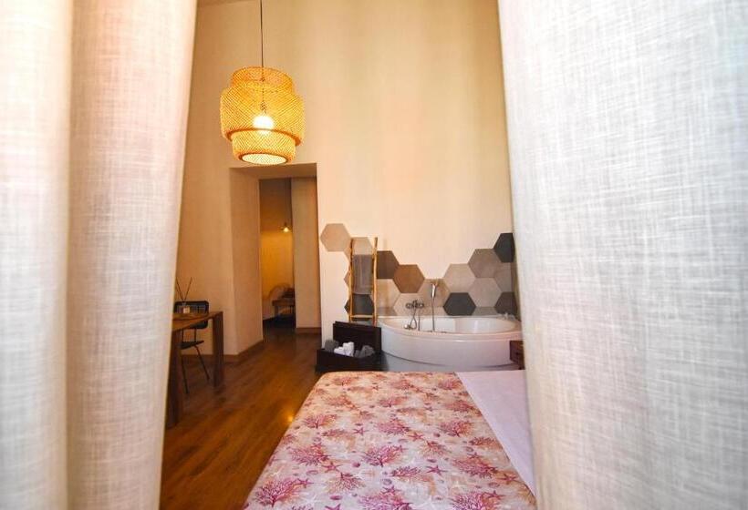 سوئیت با چشم‌انداز دریا و هیدروماساژ, Sunrise B&b