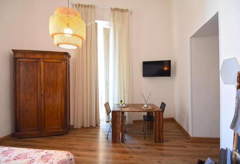 سوئیت با چشم‌انداز دریا و هیدروماساژ, Sunrise B&b