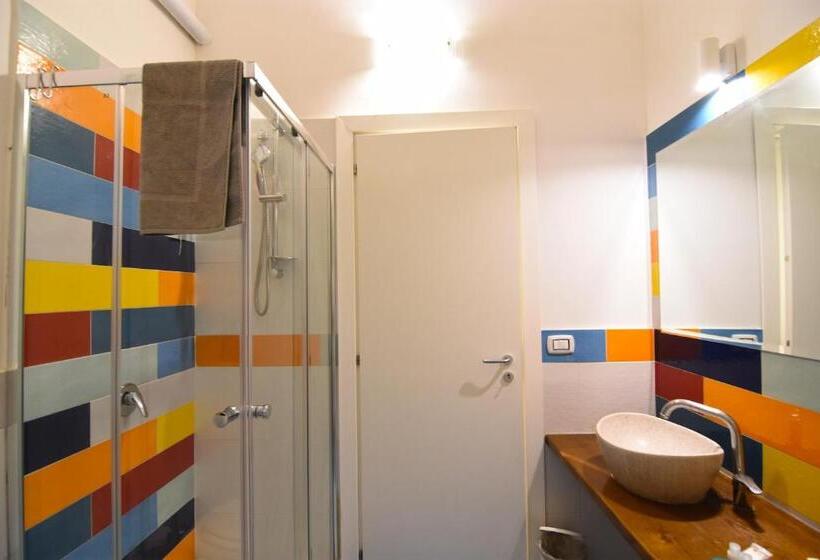 سوئیت با چشم‌انداز دریا و هیدروماساژ, Sunrise B&b