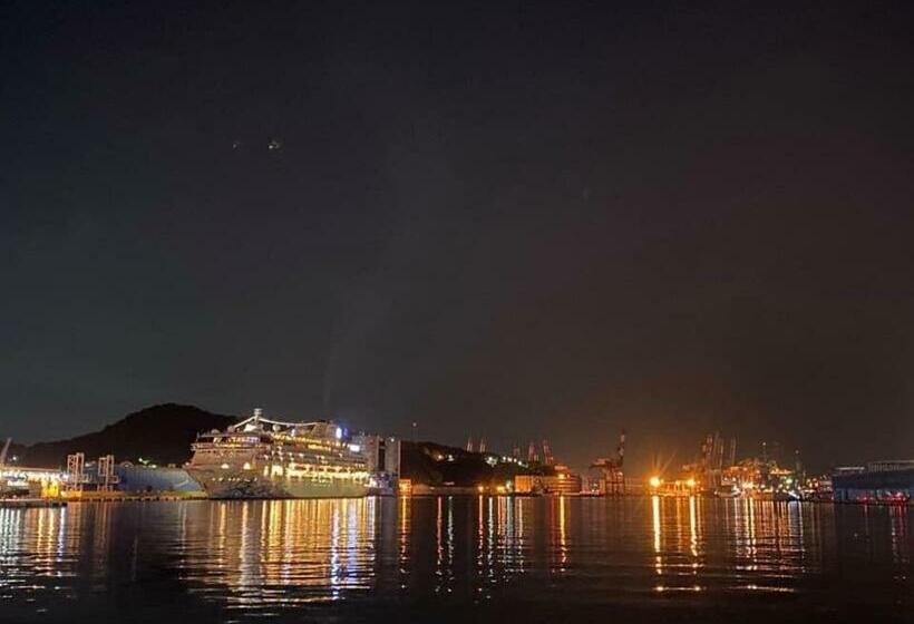 اتاق استاندارد چهار تخته, Rhine Inn