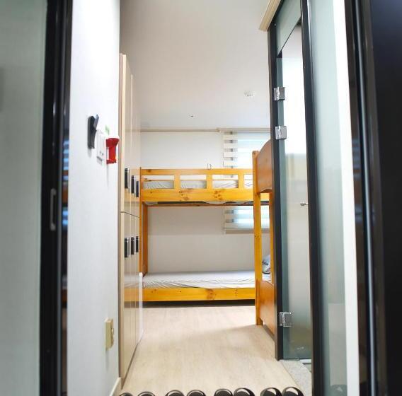 Кровать в Общей Комнате, 24 Guesthouse Suncheon