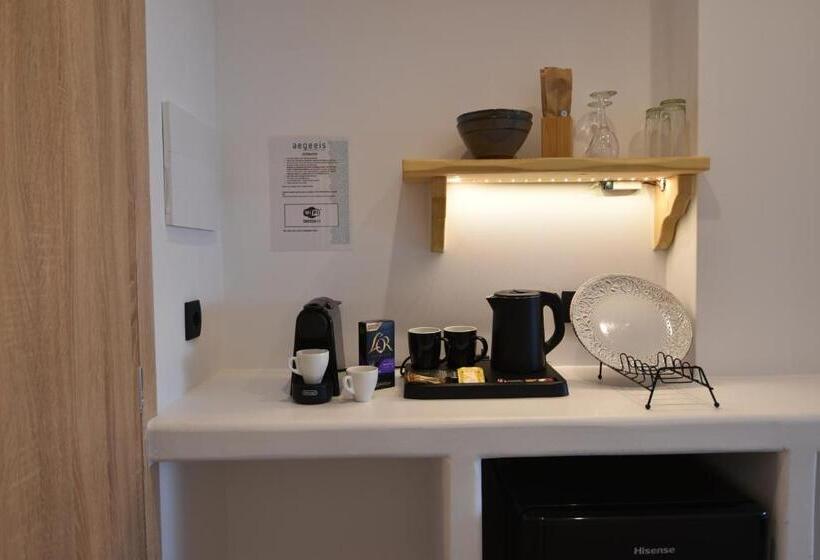 디럭스 룸, Aegeeis