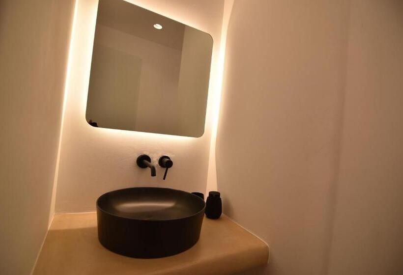 디럭스 룸, Aegeeis