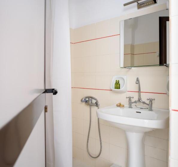 스탠다드 트리플 룸, Aegeeis