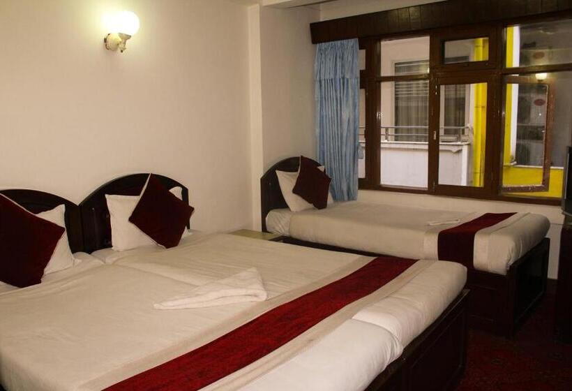 Chambre Familiale, Lily