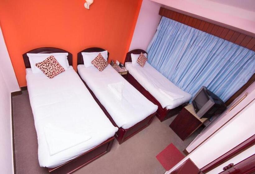 Chambre Familiale, Lily