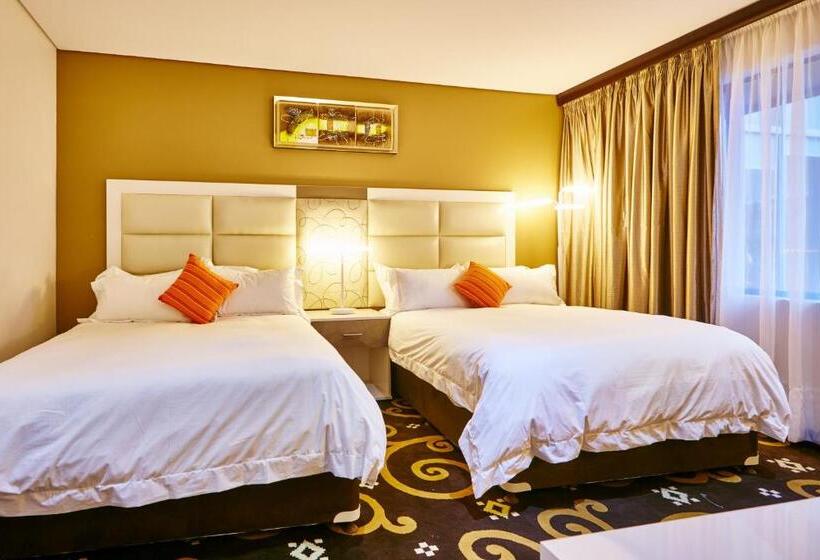 חדר משפחתי, Palm Continental