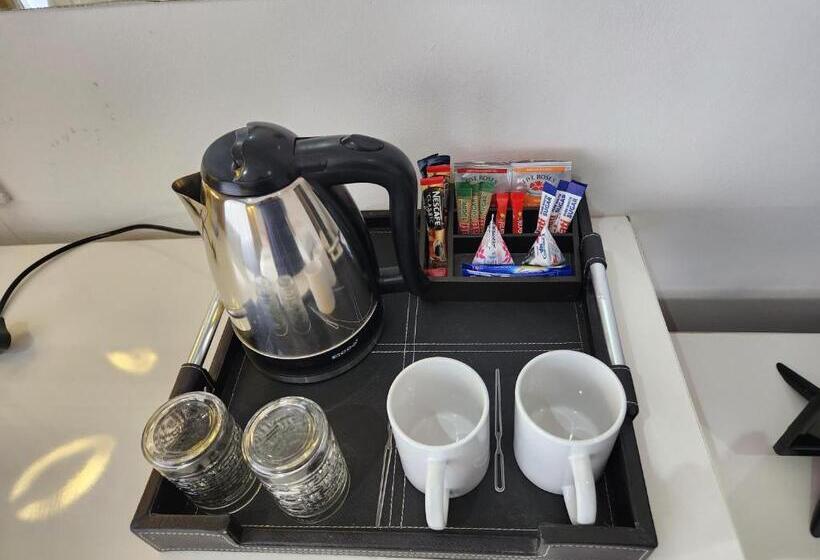 חדר משפחתי, Palm Continental