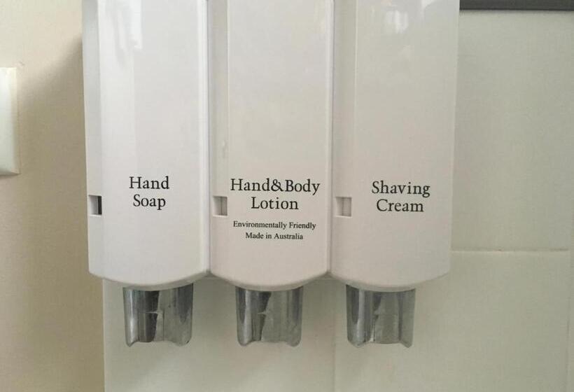 اتاق خانوادگی, Ruthven Street Motor Inn