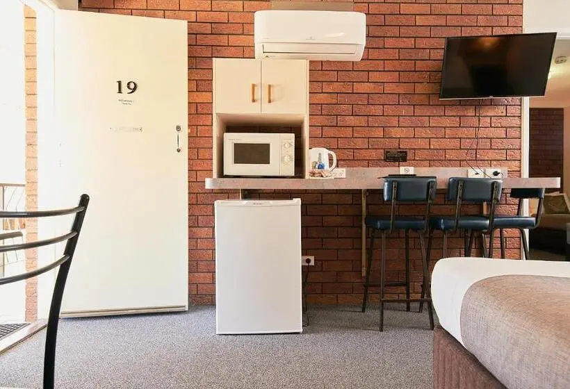 Perhehuone, Ruthven Street Motor Inn