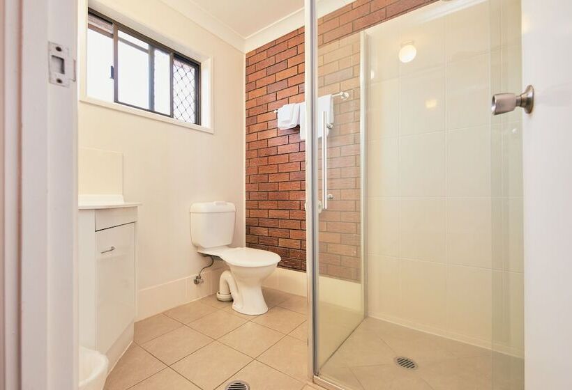 اتاق خانوادگی, Ruthven Street Motor Inn