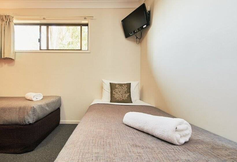 اتاق خانوادگی, Ruthven Street Motor Inn