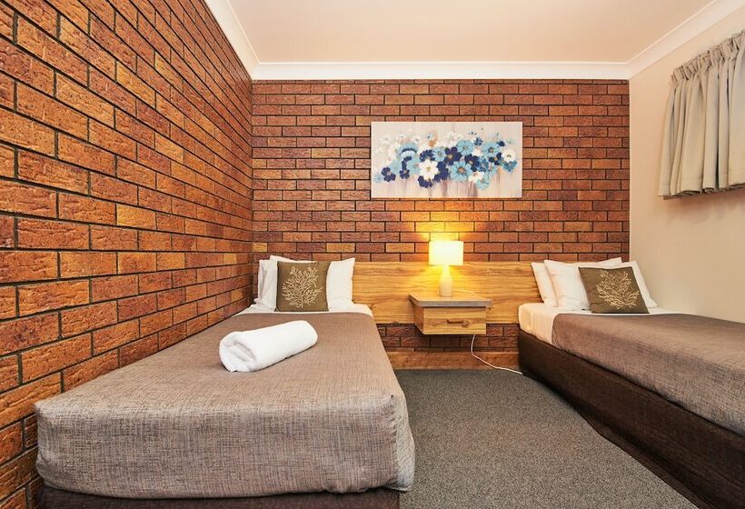 اتاق خانوادگی, Ruthven Street Motor Inn