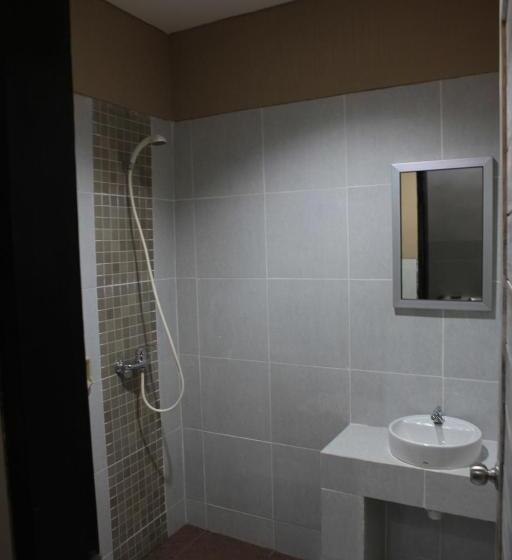 수피리어 트리플 룸, Adikara Renon