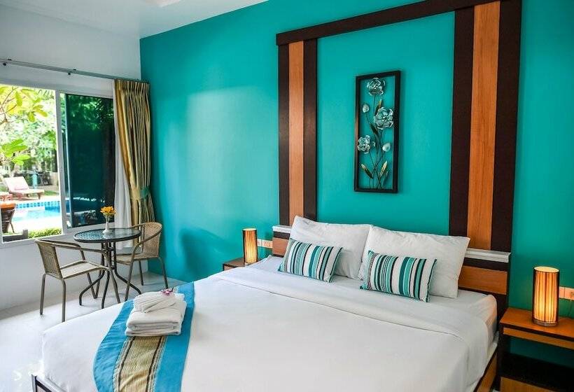 غرفة قياسية مطلّة علي حمام السباحة, Cascades Resort