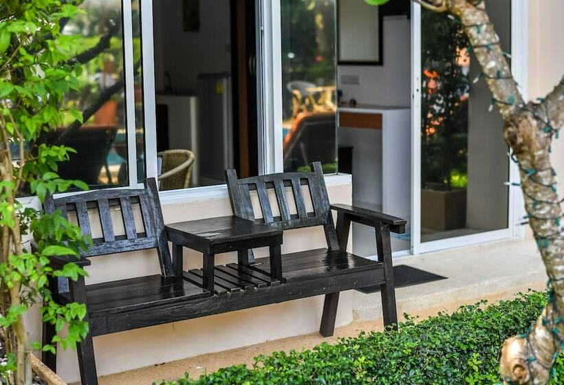 غرفة قياسية مطلّة علي حمام السباحة, Cascades Resort