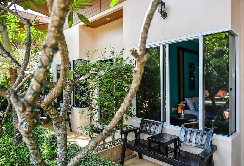 غرفة قياسية مطلّة علي حمام السباحة, Cascades Resort