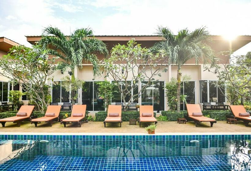 غرفة قياسية مطلّة علي حمام السباحة, Cascades Resort