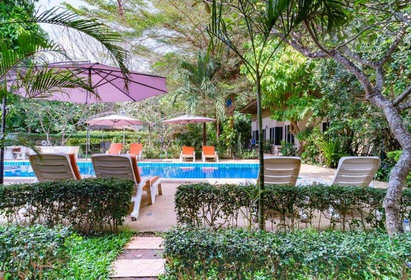 غرفة قياسية مطلّة علي حمام السباحة, Cascades Resort