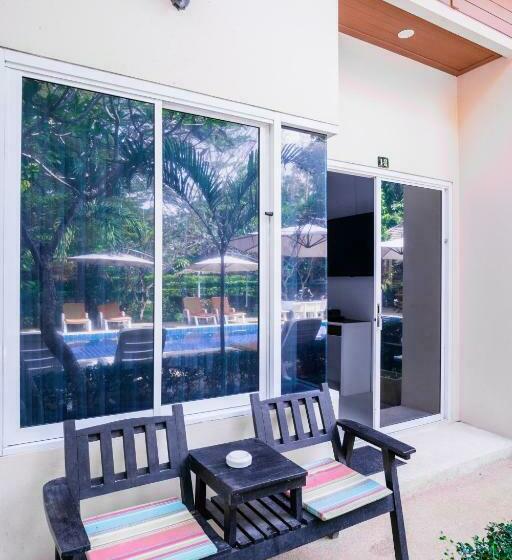 غرفة قياسية مطلّة علي حمام السباحة, Cascades Resort