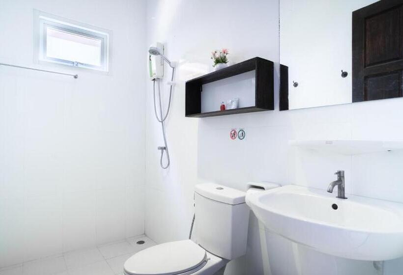 غرفة قياسية مطلّة علي حمام السباحة, Cascades Resort