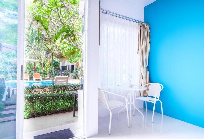 غرفة قياسية مطلّة علي حمام السباحة, Cascades Resort