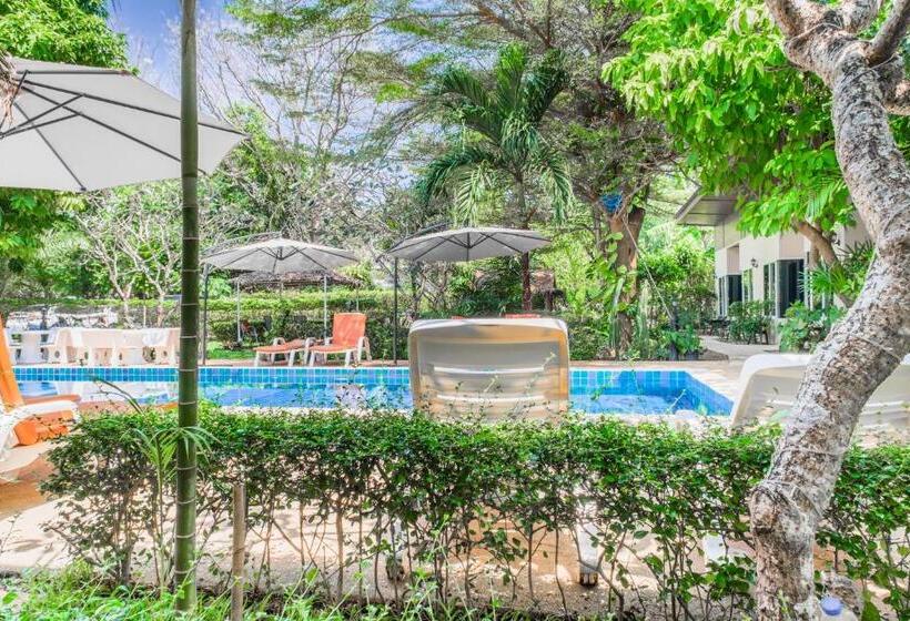 غرفة قياسية مطلّة علي حمام السباحة, Cascades Resort