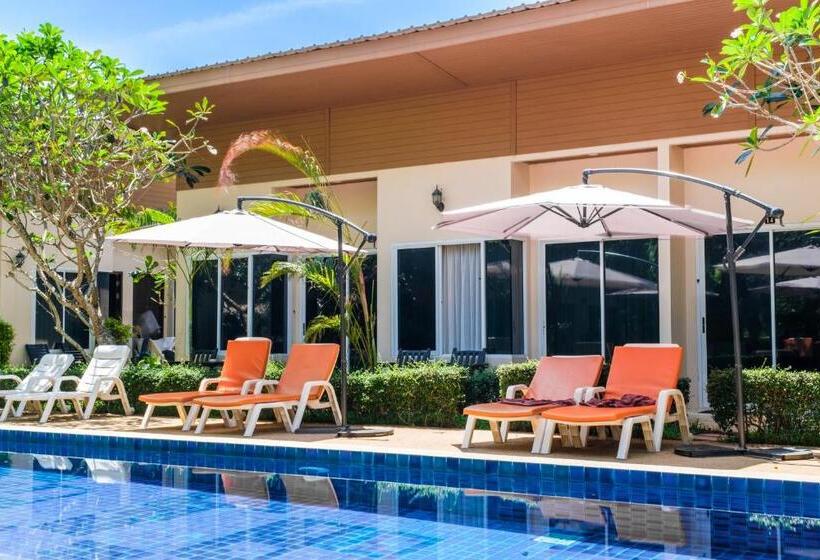 غرفة قياسية مطلّة علي حمام السباحة, Cascades Resort