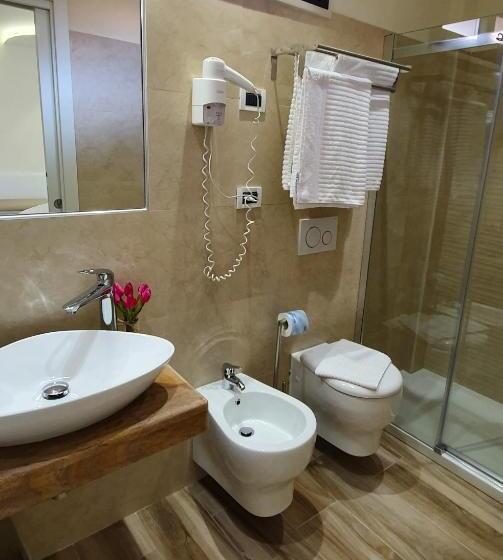 Quarto Quadruple Standart com Varanda, Ines Bed And Breakfast & Apartments