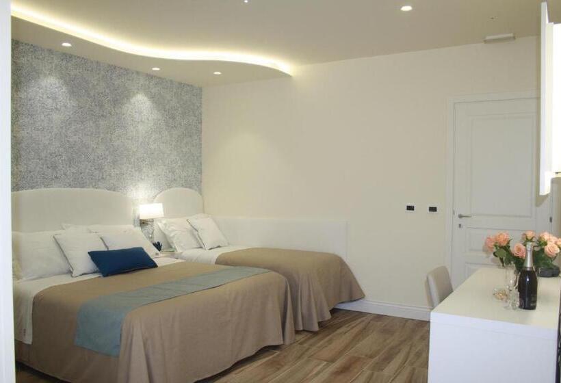 Quarto Quadruple Standart com Varanda, Ines Bed And Breakfast & Apartments